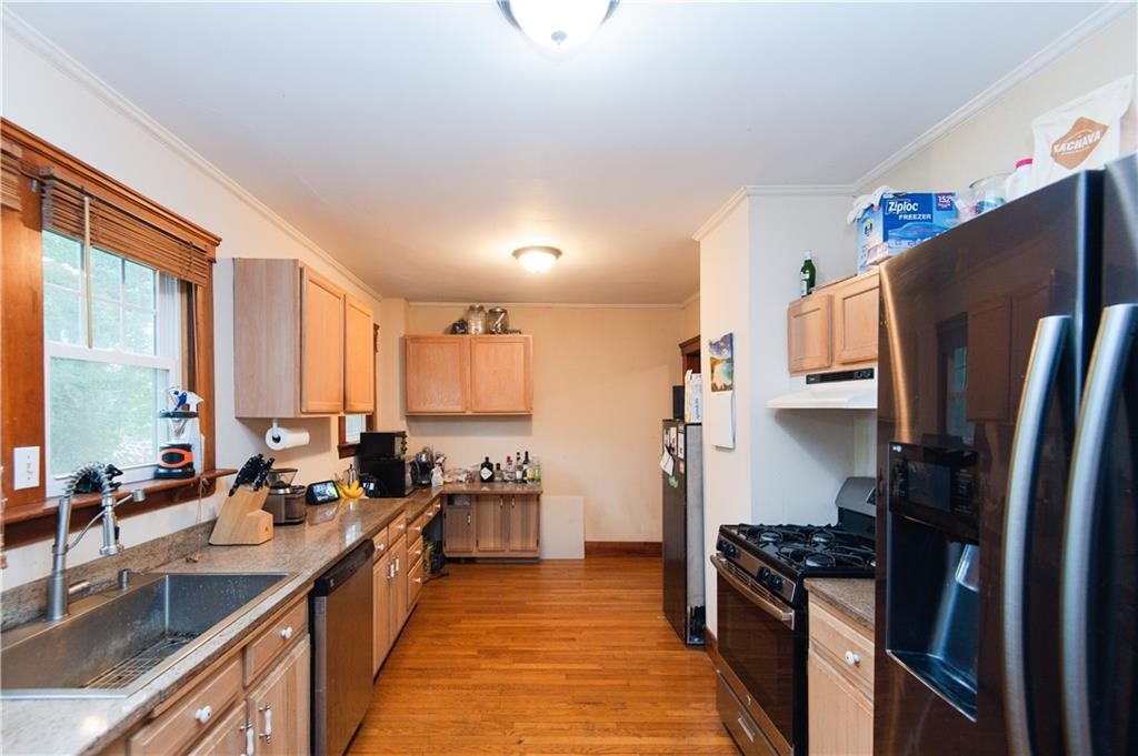 556 East Main Road Middletown, RI 02842 - Photo 12 of 34