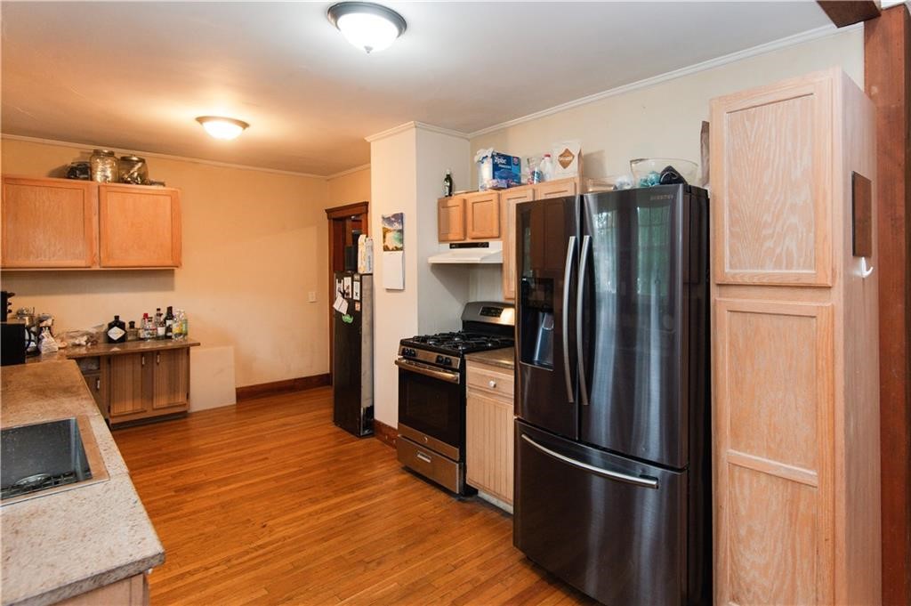 556 East Main Road Middletown, RI 02842 - Photo 13 of 34