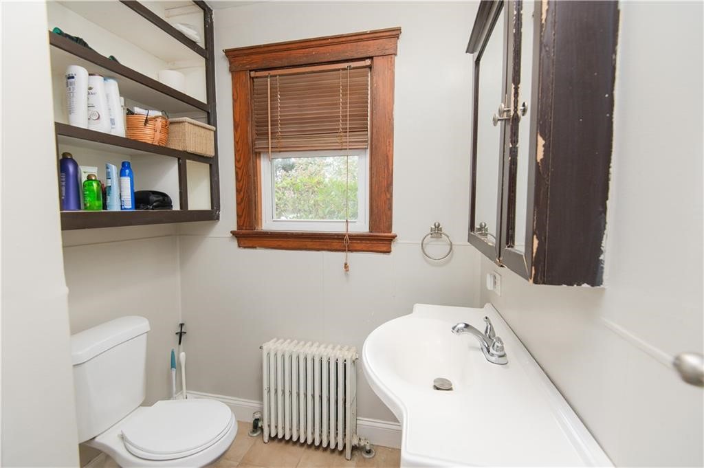 556 East Main Road Middletown, RI 02842 - Photo 17 of 34