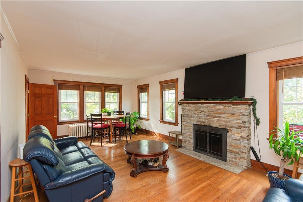 556 East Main Road Middletown, RI 02842 - Photo 9 of 34