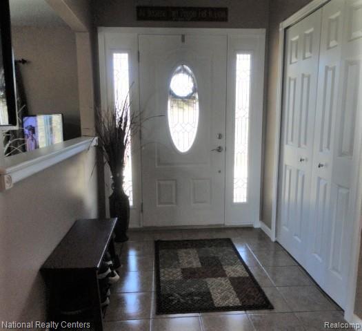 3147 North Tipsico Lake Road Hartland, MI 48353 - Photo 3 of 28 Large Foyer.JPG