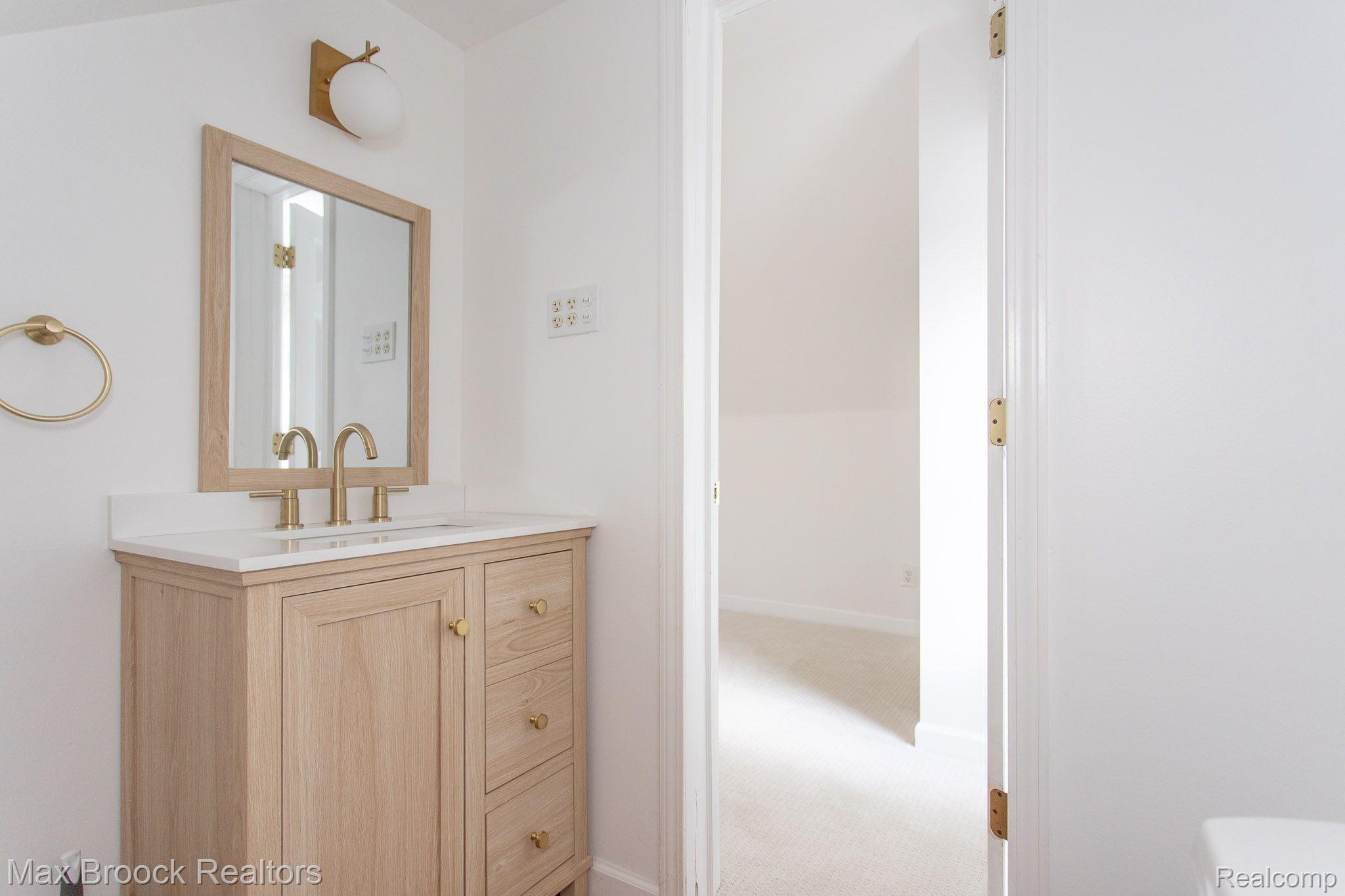 2182 Cambridge Road Berkley, MI 48072 - Photo 29 of 45 Primary Half Bath