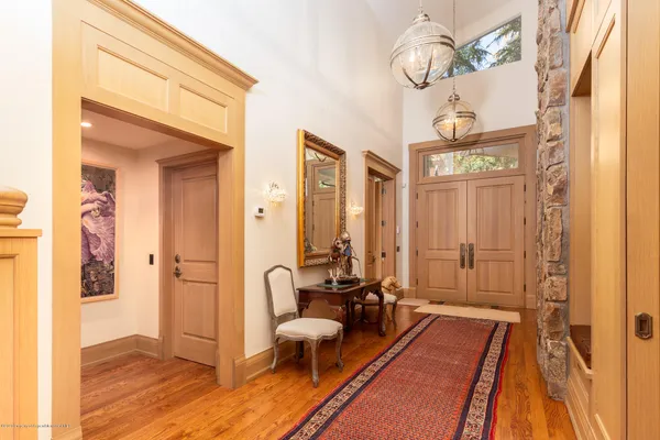 a very nice looking room with a mirror