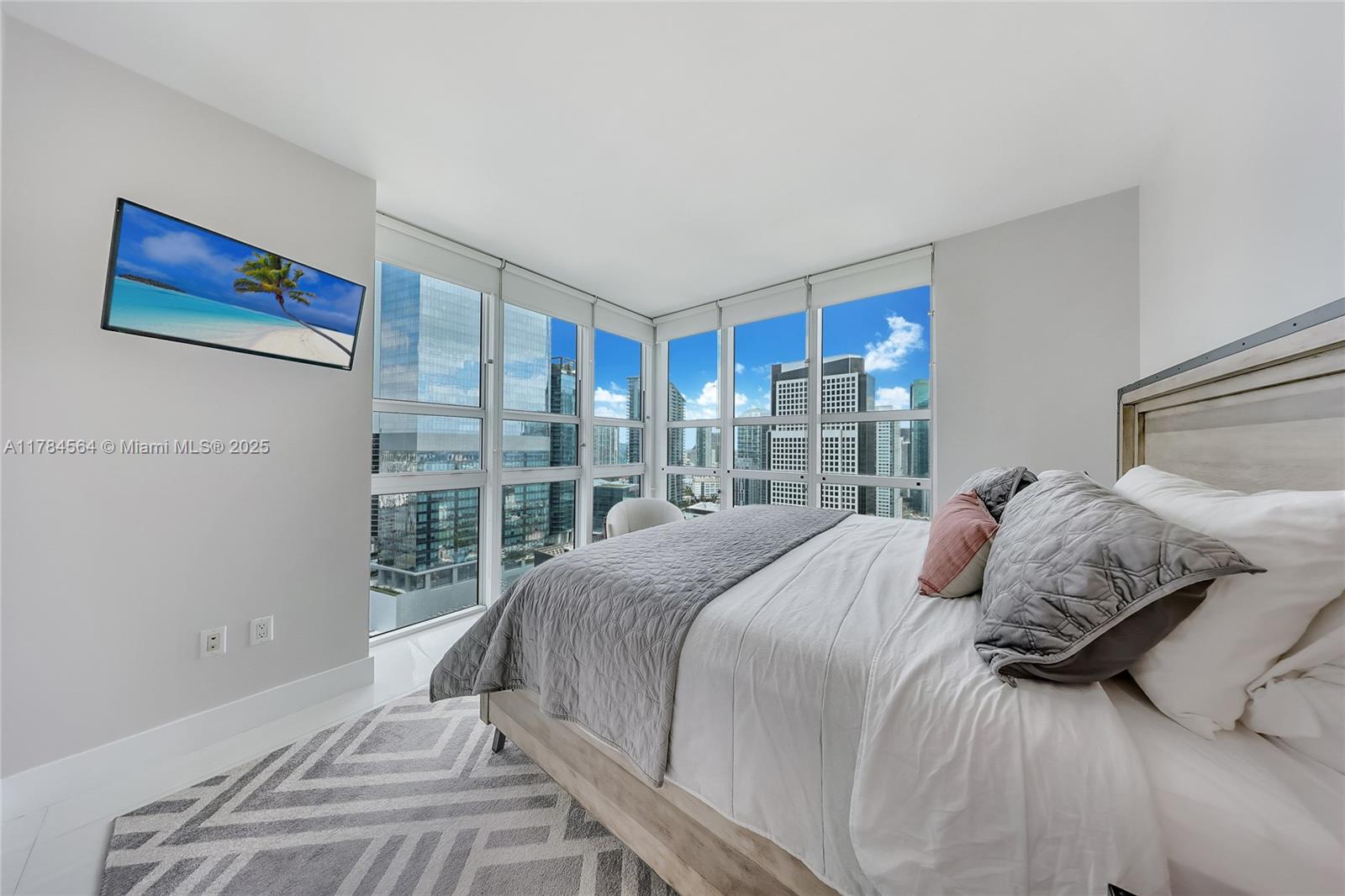 951 Brickell Avenue, Unit 3201 Miami, FL 33131 - Photo 2 of 15