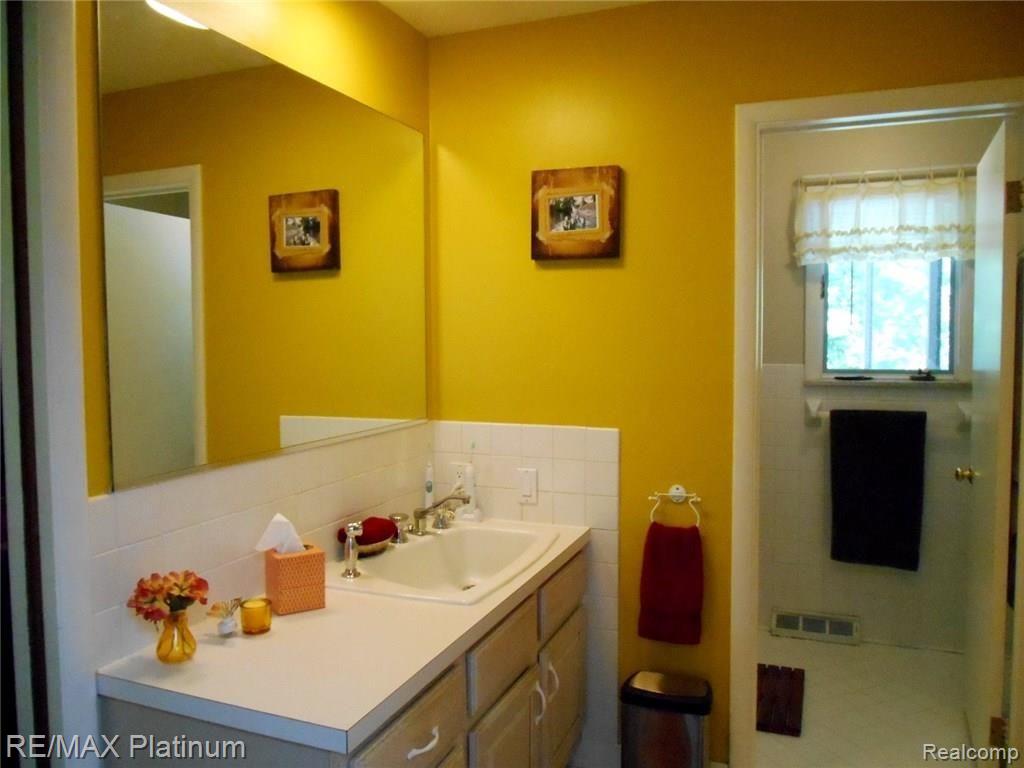 10875 Reynard Road Brighton, MI 48114 - Photo 19 of 52 Mstr Bath.JPG