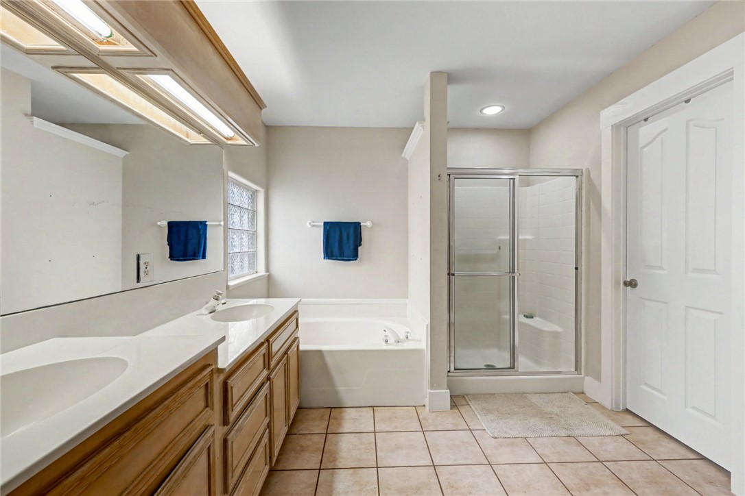 7541 Yorkshire Drive Corpus Christi, TX 78413 - Photo 20 of 32 a bathroom with a bathtub and a sink