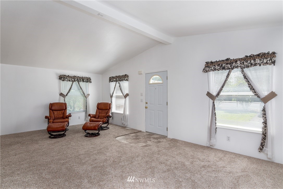 5509 Mt Solo Road Longview, WA 98632 - Photo 2 of 22 a view of a room with gym equipment
