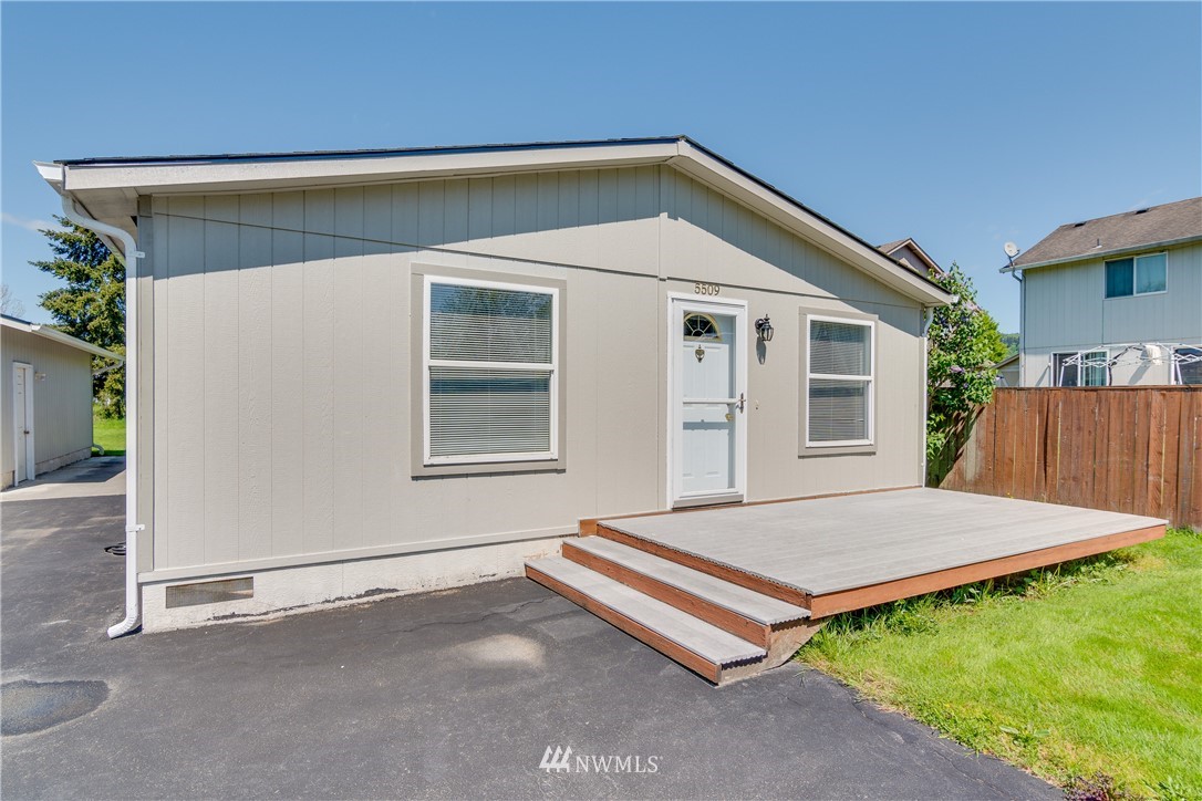 5509 Mt Solo Road Longview, WA 98632 - Photo 20 of 22 a backyard of a house with seating space