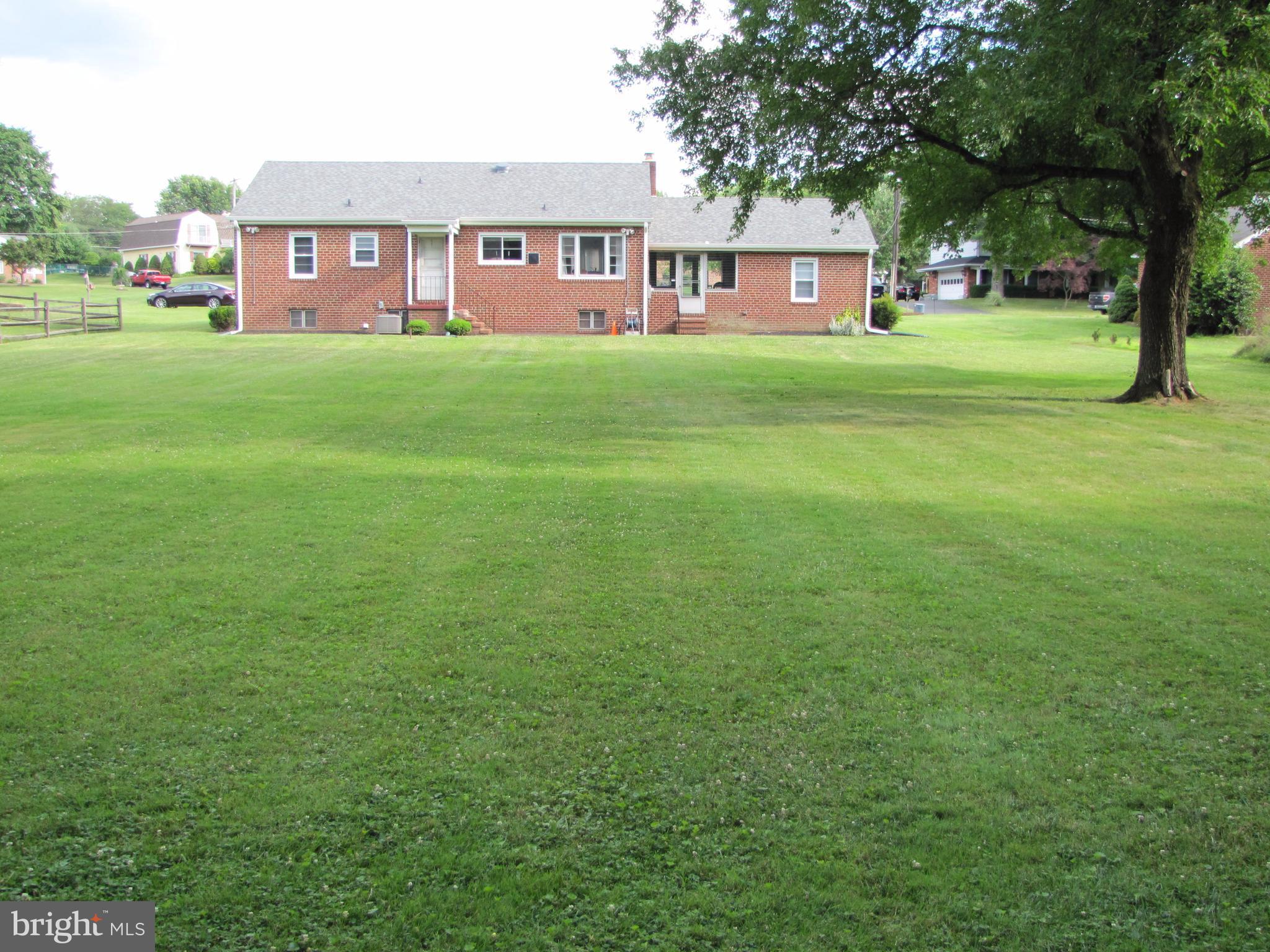 9234 Ravenwood Road Baltimore, MD 21237 - Photo 3 of 22 Large flat back yard