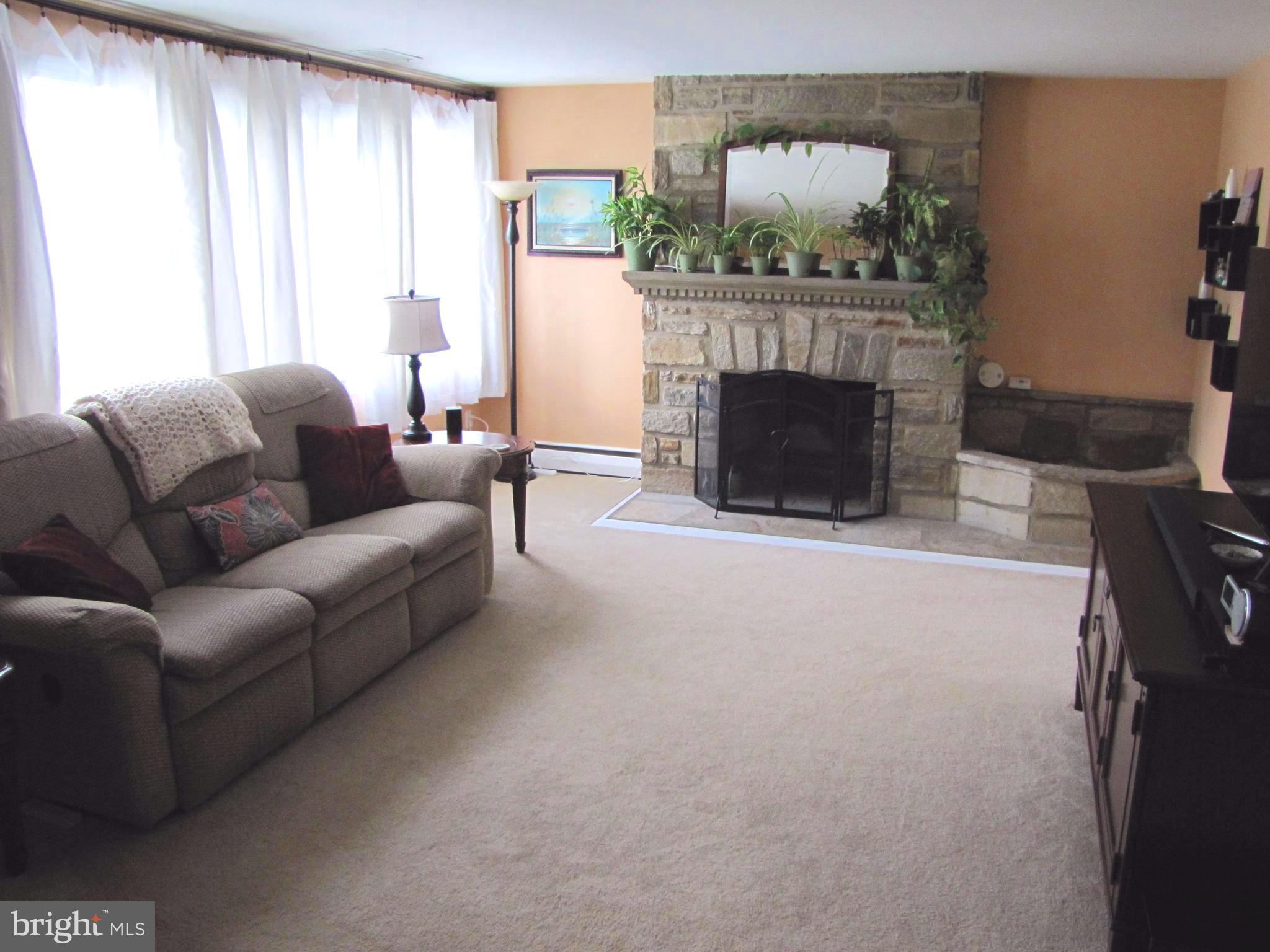 9234 Ravenwood Road Baltimore, MD 21237 - Photo 5 of 22 Living Room