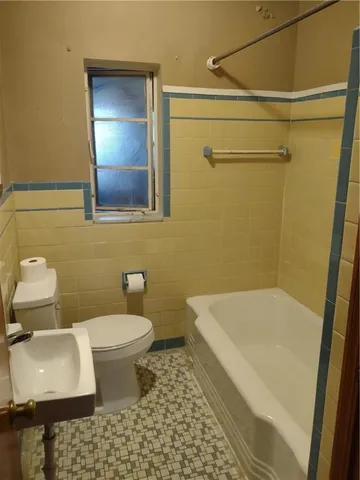 a view of a bathtub in a yard