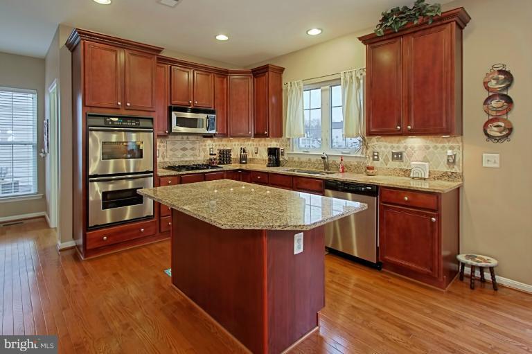 8729 Lords View Loop Gainesville, VA 20155 - Photo 9 of 29 Kitchen