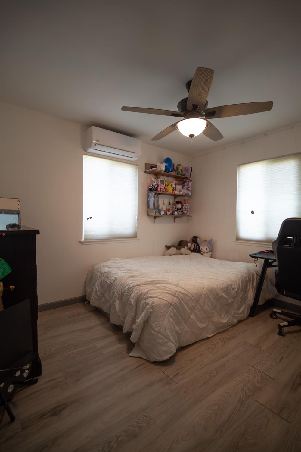 4551 Wheatland Road Wheatland, CA 95692 - Photo 13 of 50 a spacious bedroom with a bed and a tv