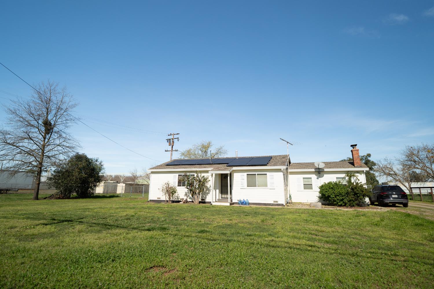 4551 Wheatland Road Wheatland, CA 95692 - Photo 25 of 50 a front view of a house with a garden