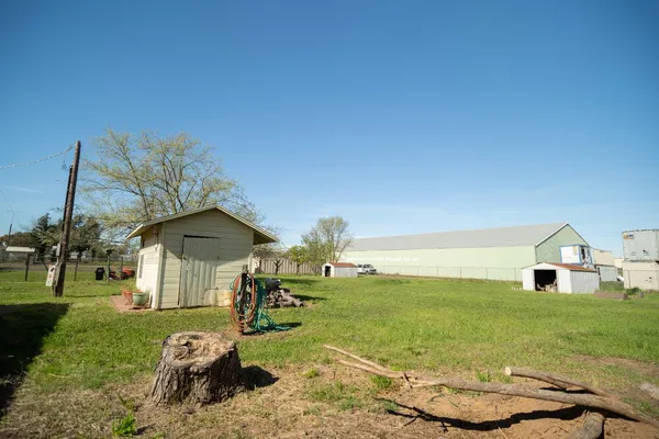 a view of an house with backyard and a garden
