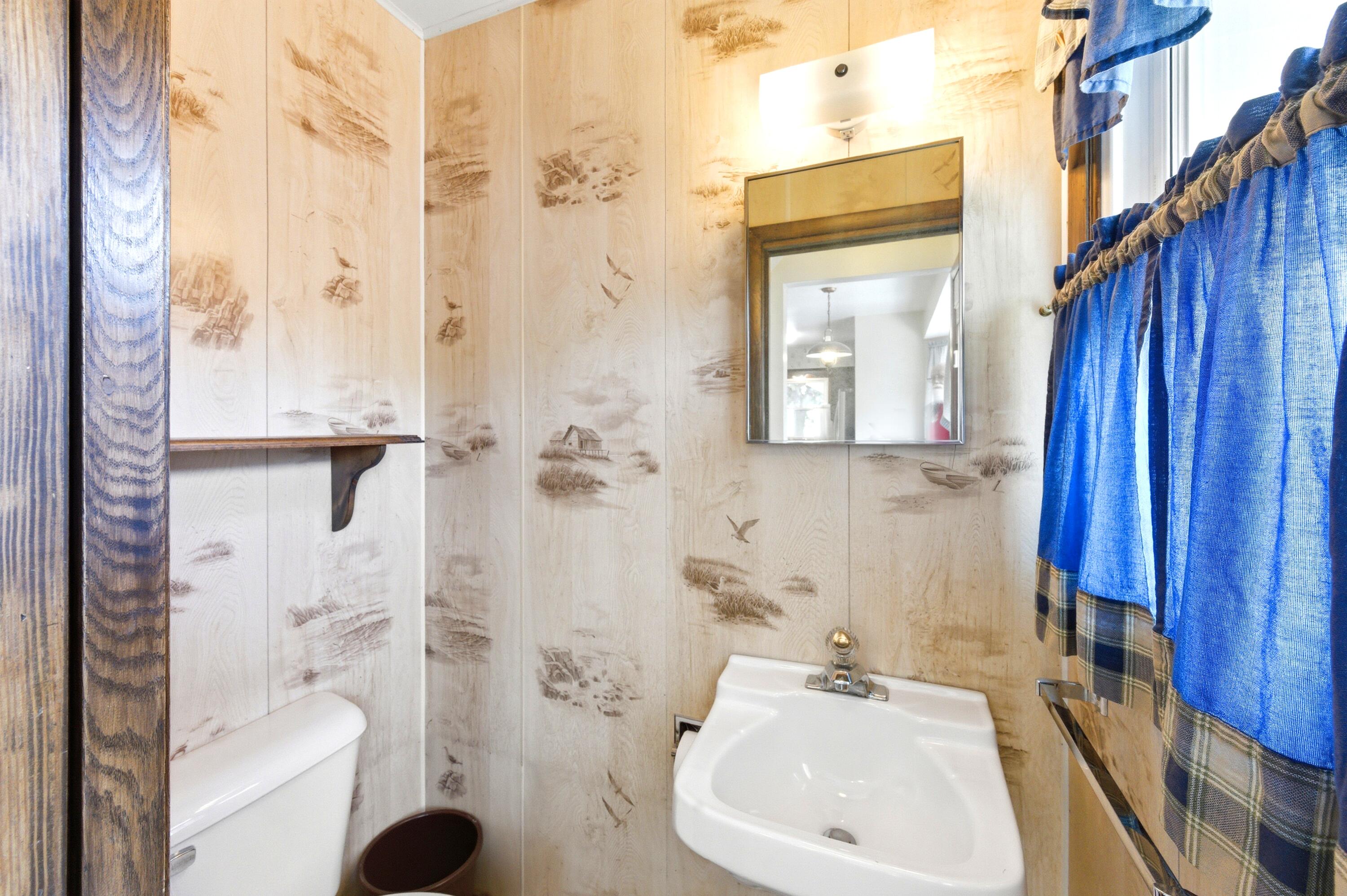 3520 Knoll Place Racine, WI 53403 - Photo 10 of 32 1/2 Bathroom