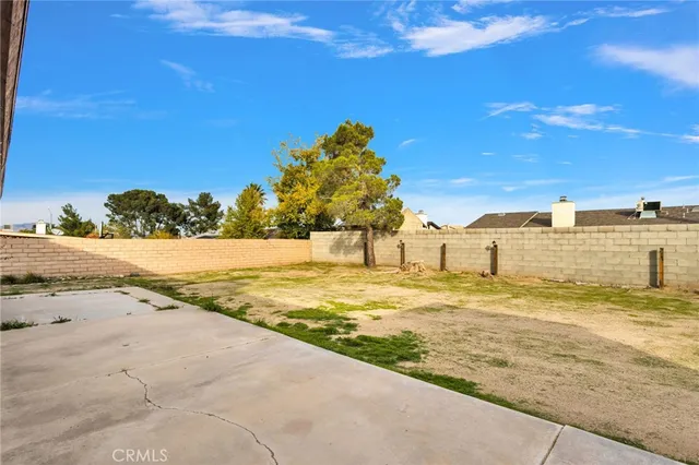 a view of a house with backyard