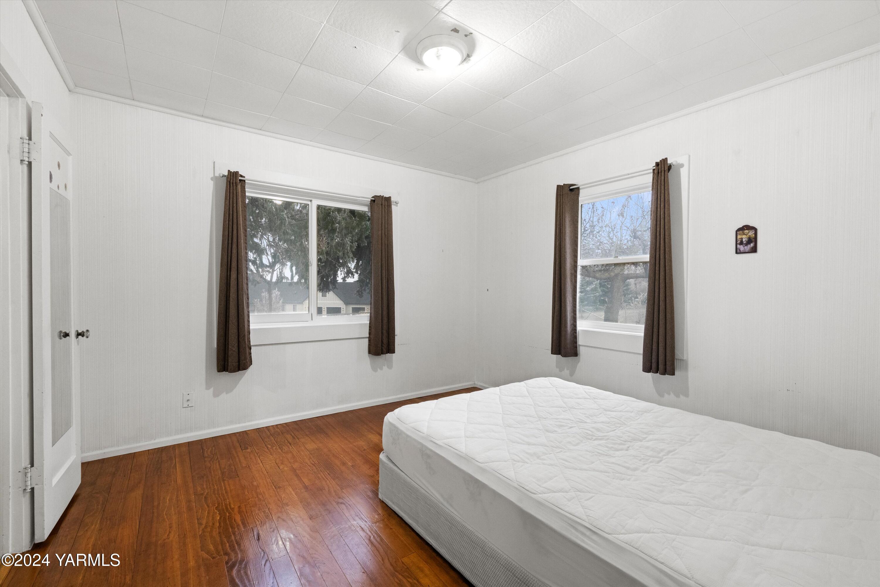 14901 Summitview Ext Road Yakima, WA 98908 - Photo 11 of 24 a bedroom with a large bed and a window