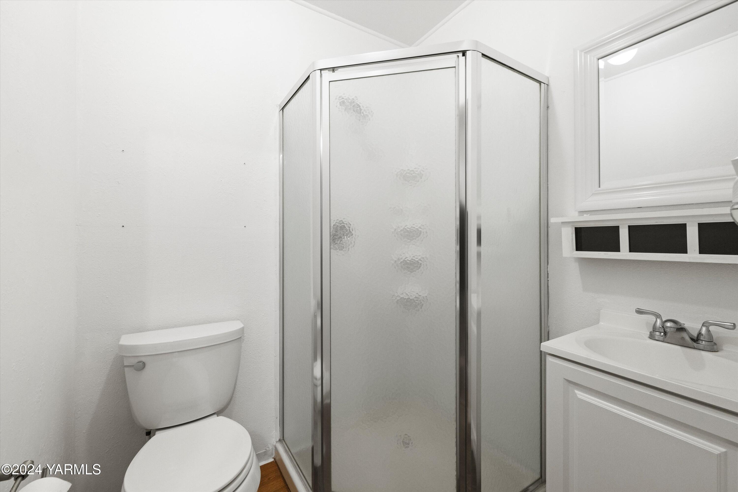 14901 Summitview Ext Road Yakima, WA 98908 - Photo 13 of 24 a bathroom with a toilet and a shower