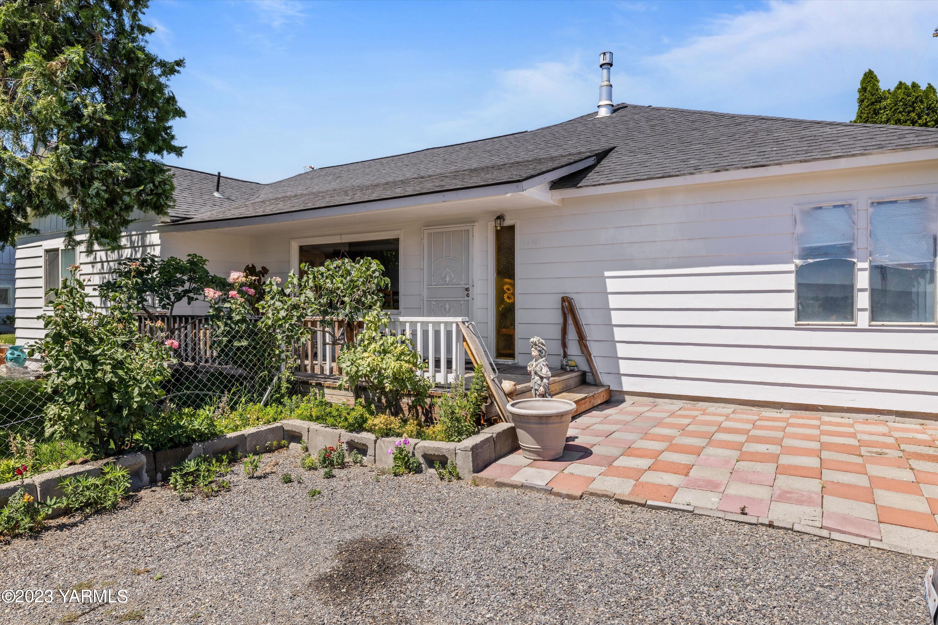 14901 Summitview Ext Road Yakima, WA 98908 - Photo 18 of 24 a front view of a house with garden
