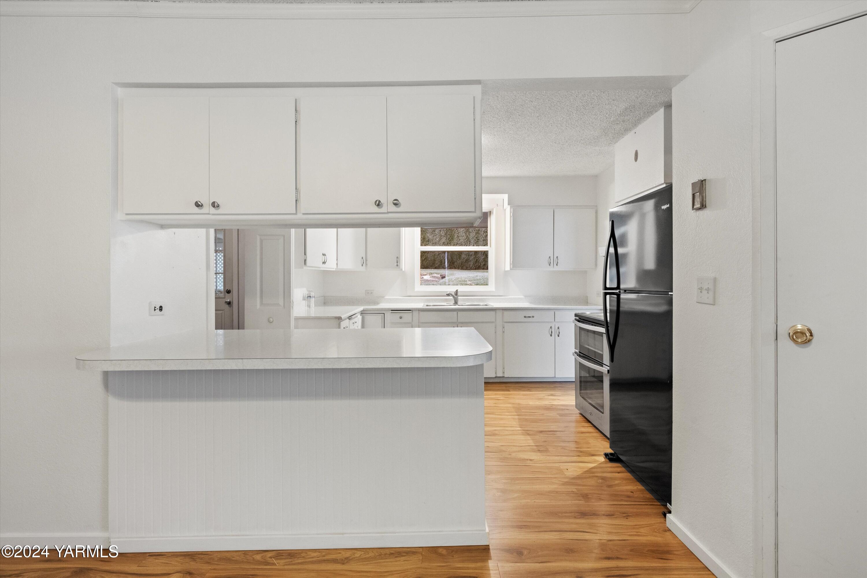 14901 Summitview Ext Road Yakima, WA 98908 - Photo 3 of 24 a kitchen with stainless steel appliances granite countertop a refrigerator and a sink