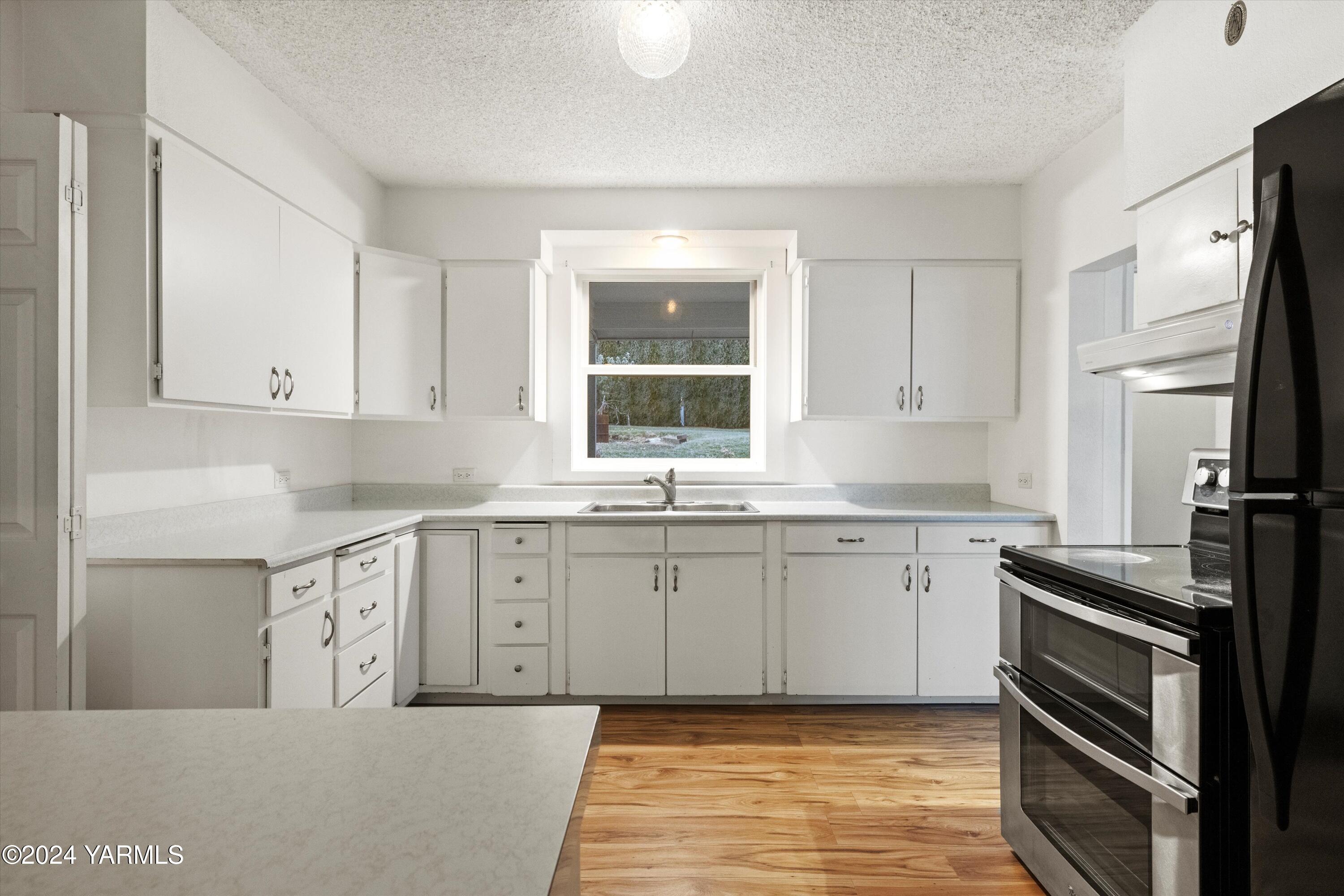 14901 Summitview Ext Road Yakima, WA 98908 - Photo 4 of 24 a kitchen with a sink stove and cabinets