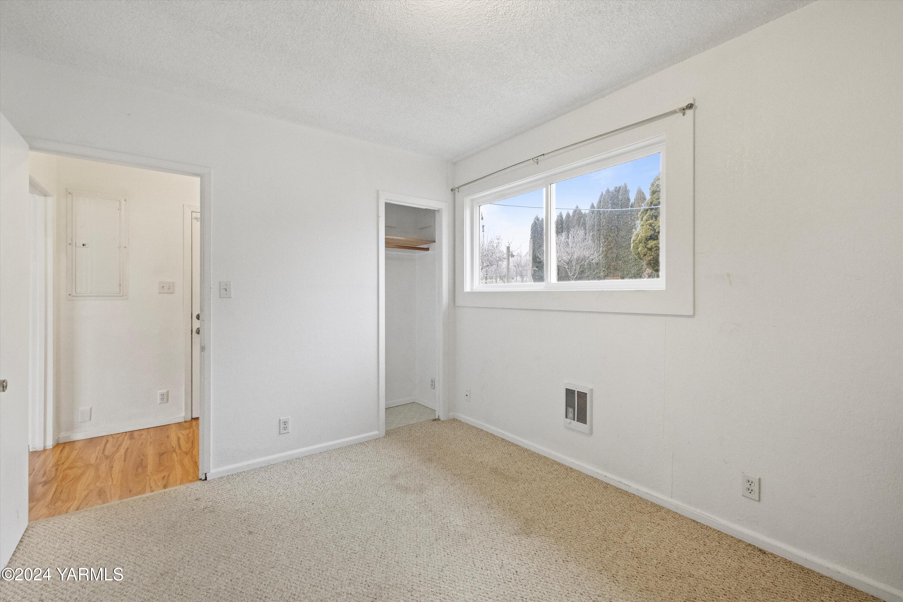 14901 Summitview Ext Road Yakima, WA 98908 - Photo 7 of 24 an empty room with windows