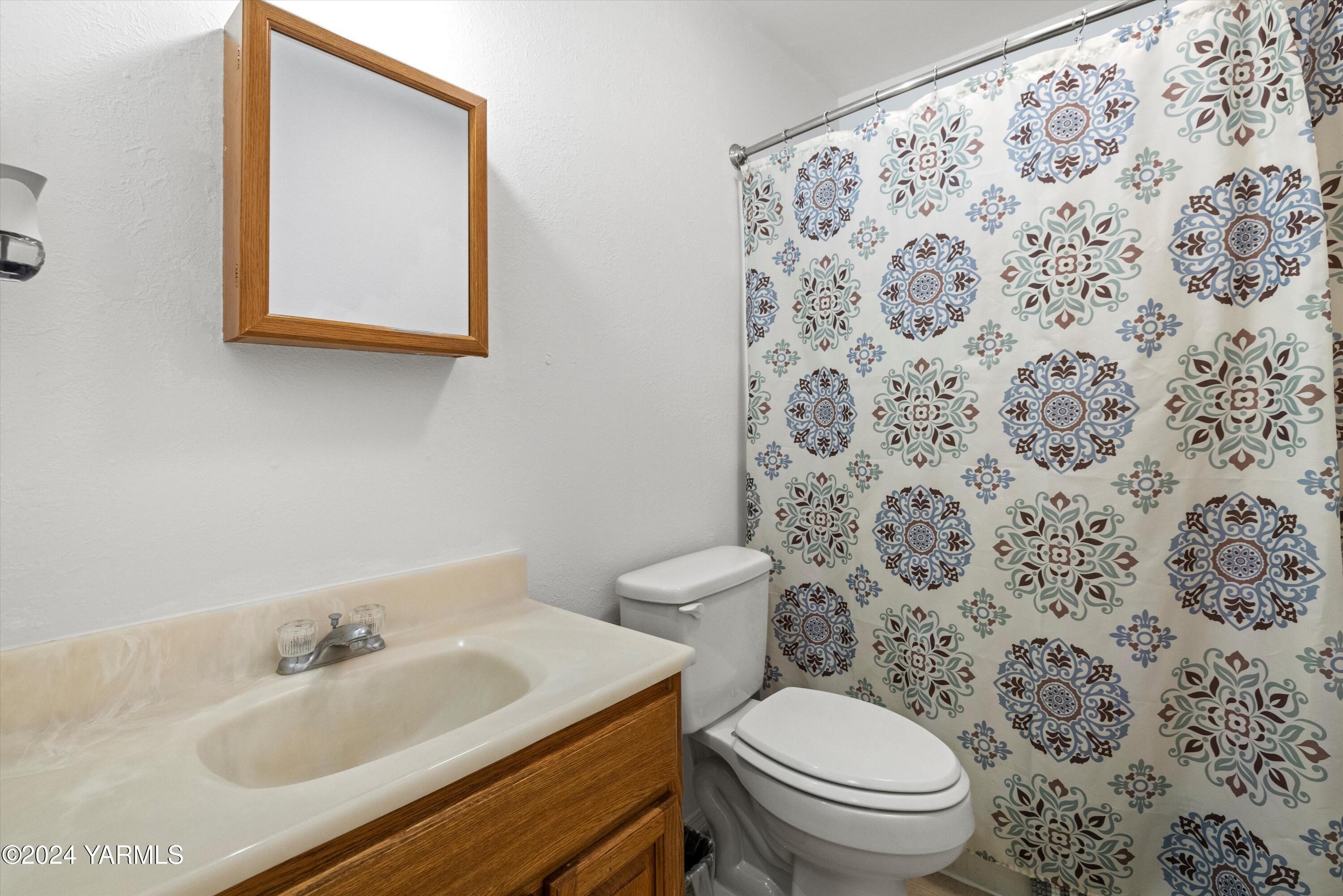 14901 Summitview Ext Road Yakima, WA 98908 - Photo 10 of 24 a bathroom with a sink a toilet and a mirror