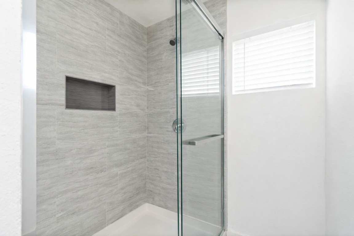 906 Andrews Street Houston, TX 77019 - Photo 18 of 23 a bathroom with a shower and a window