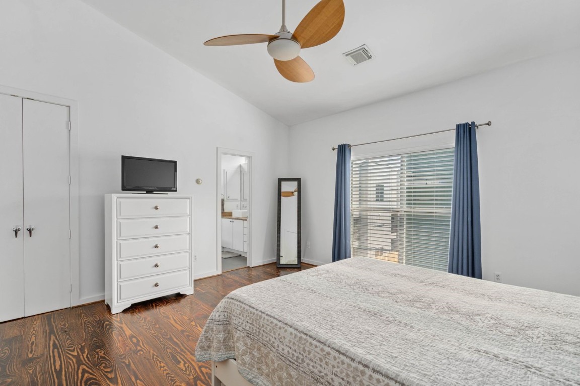 906 Andrews Street Houston, TX 77019 - Photo 20 of 23 a bedroom with a bed and a flat tv screen