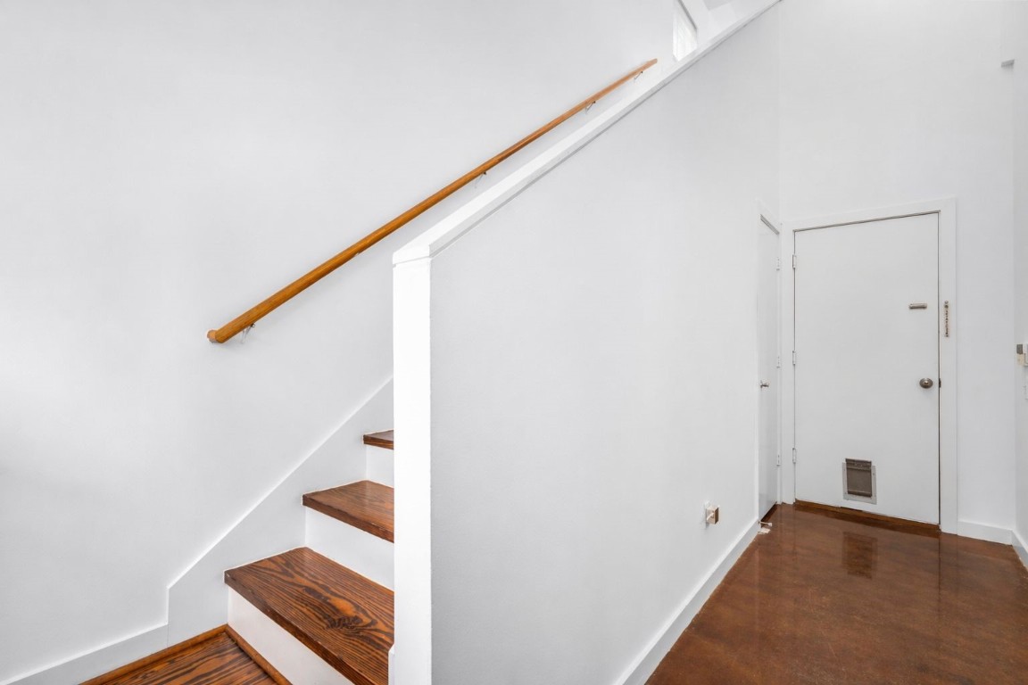 906 Andrews Street Houston, TX 77019 - Photo 5 of 23 a view of an entryway
