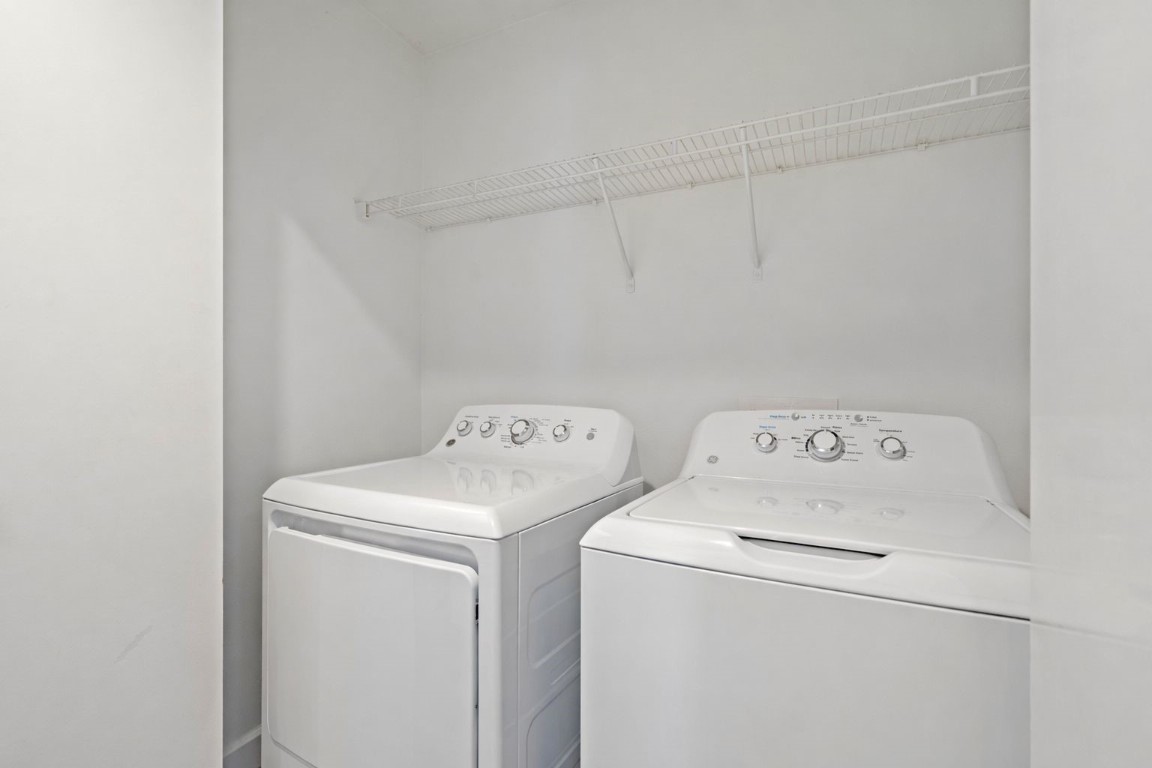 906 Andrews Street Houston, TX 77019 - Photo 9 of 23 a utility room with dryer and washer