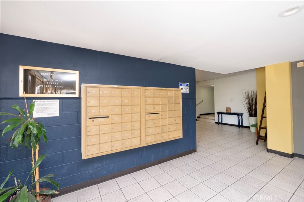545 Chestnut Avenue, Unit 104 Long Beach, CA 90802 - Photo 11 of 48 a view of livingroom with hardwood
