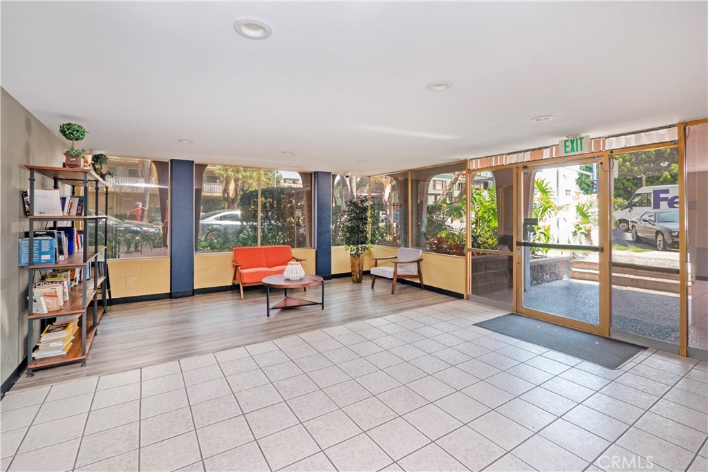 545 Chestnut Avenue, Unit 104 Long Beach, CA 90802 - Photo 13 of 48 a living room with furniture and large windows