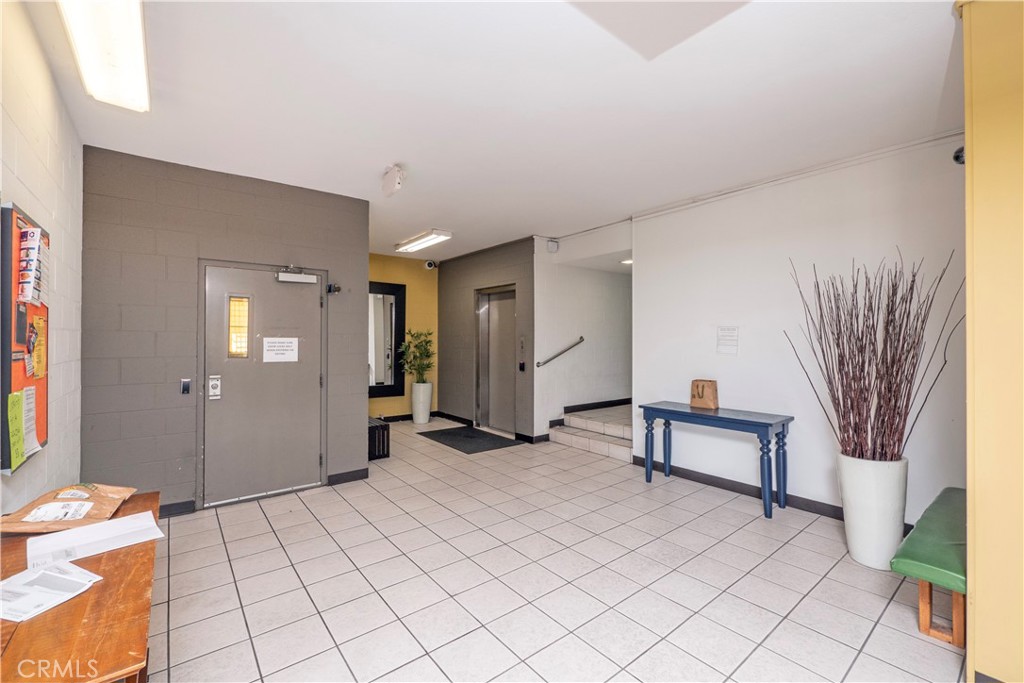 545 Chestnut Avenue, Unit 104 Long Beach, CA 90802 - Photo 14 of 48 a view of a livingroom with furniture and windows