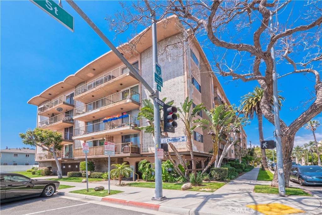 545 Chestnut Avenue, Unit 104 Long Beach, CA 90802 - Photo 2 of 48 a front view of a building with street view