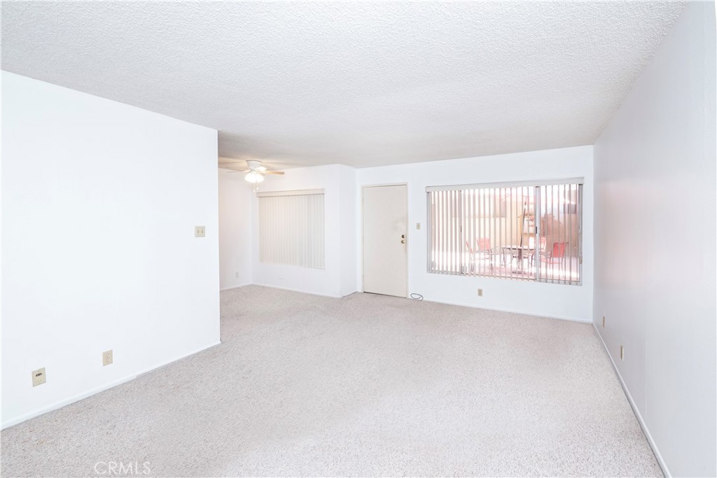 545 Chestnut Avenue, Unit 104 Long Beach, CA 90802 - Photo 22 of 48 an empty room with windows