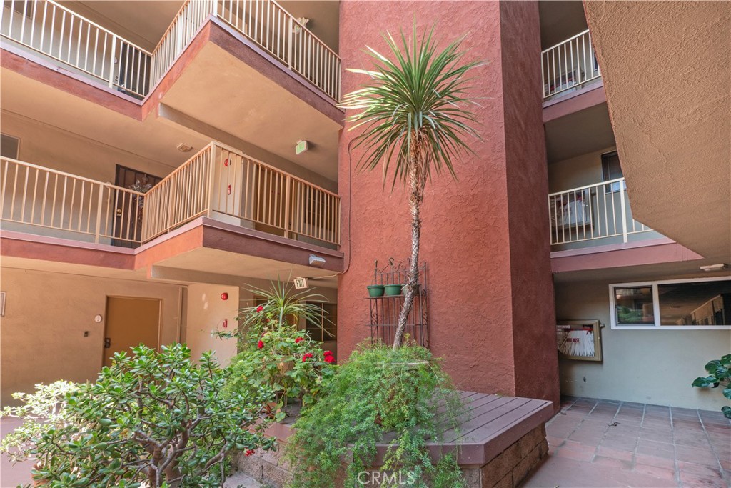 545 Chestnut Avenue, Unit 104 Long Beach, CA 90802 - Photo 38 of 48 front view of a house