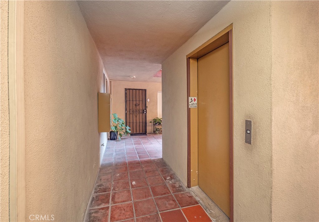 545 Chestnut Avenue, Unit 104 Long Beach, CA 90802 - Photo 39 of 48 a view of a hallway with wooden floor and a livingroom
