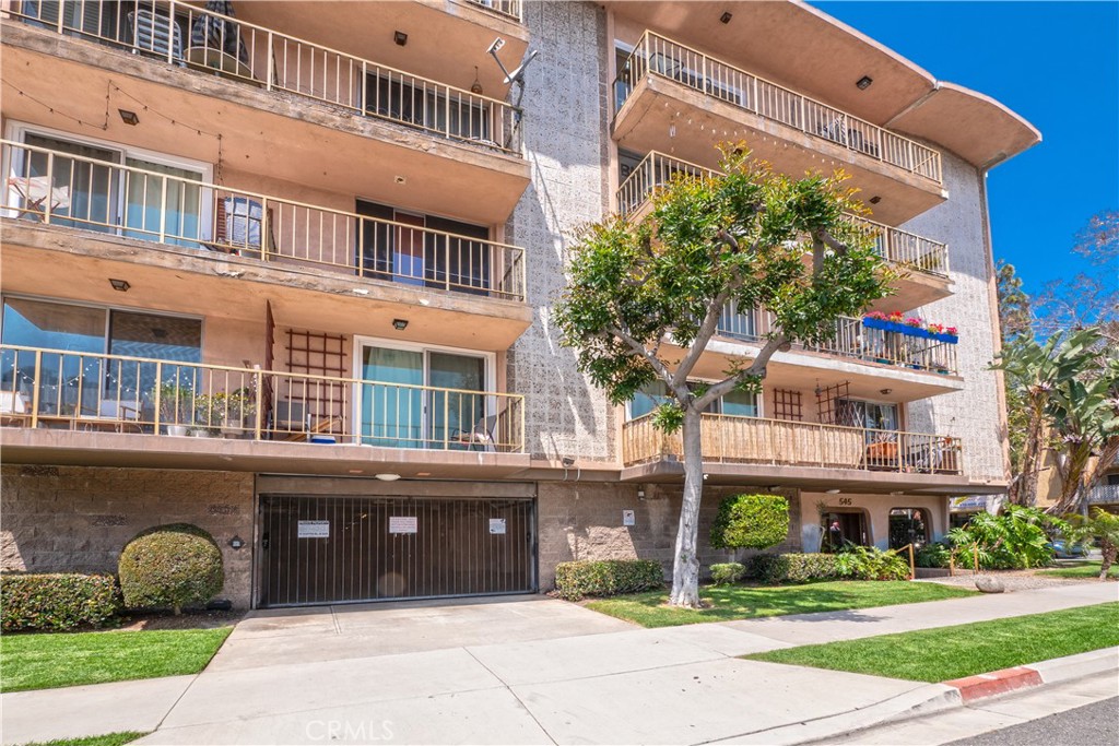 545 Chestnut Avenue, Unit 104 Long Beach, CA 90802 - Photo 4 of 48 a front view of a building