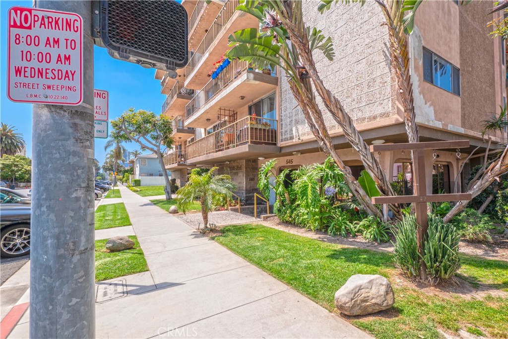 545 Chestnut Avenue, Unit 104 Long Beach, CA 90802 - Photo 8 of 48 a view of yard along with building and trees