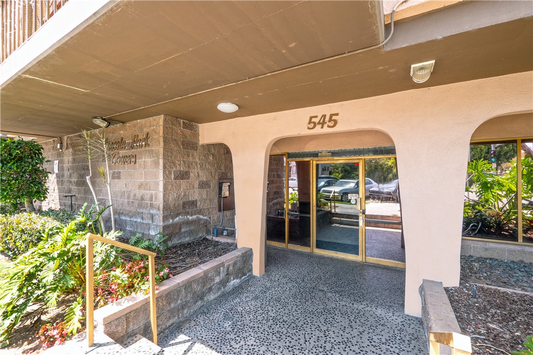 545 Chestnut Avenue, Unit 104 Long Beach, CA 90802 - Photo 9 of 48 a view of an entryway