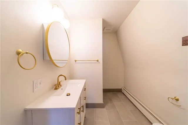 $2,500 | 309 Main Street, Unit 2, East Greenwich, RI 02818