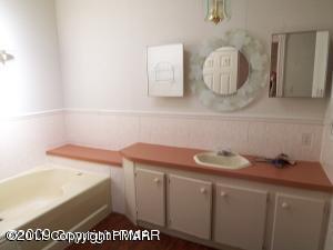 88 Kuhenbeaker Road Blakeslee, PA 18610 - Photo 17 of 18 Master Bath