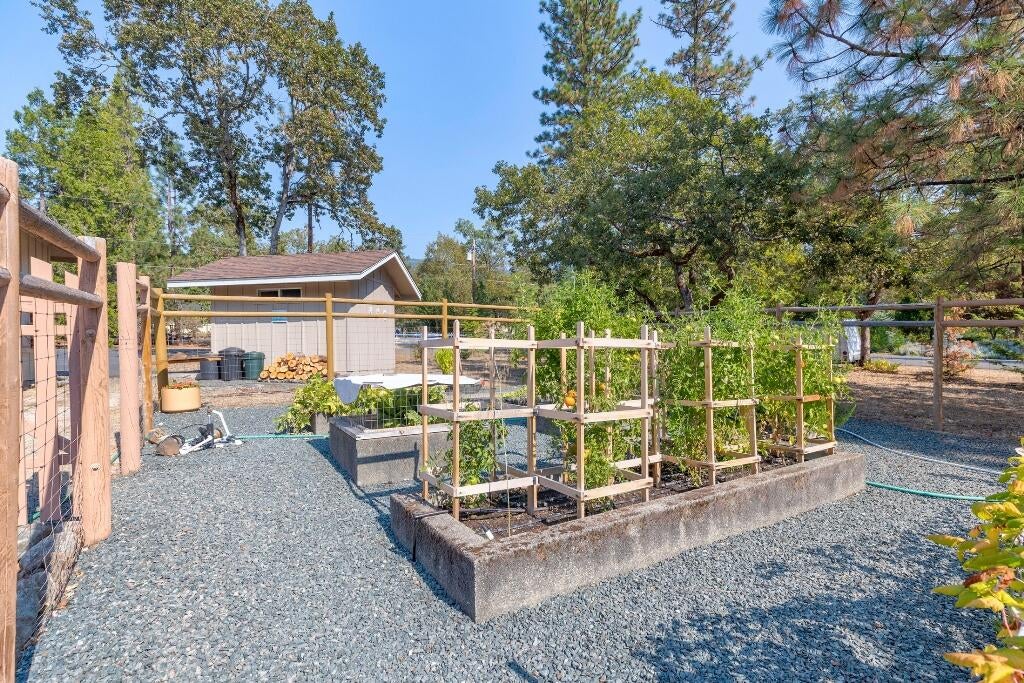 745 Eric Loop Grants Pass, OR 97526 - Photo 22 of 46 i2_raised-beds_745-Eric-Loop