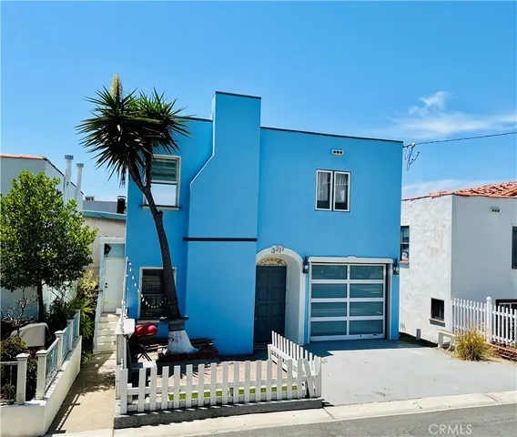 a view of a house with backyard and plants