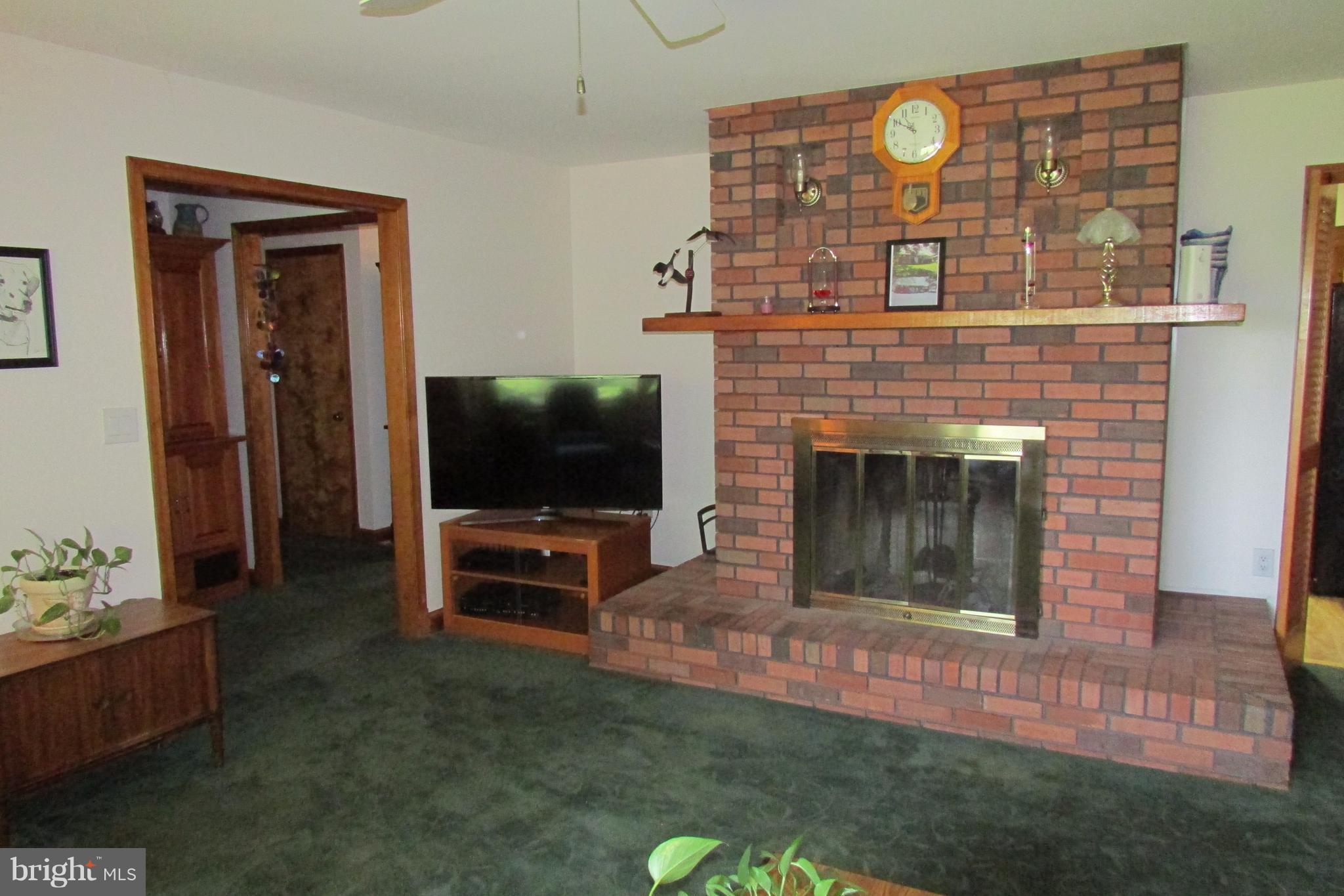 14800 Schaeffer Road Boyds, MD 20841 - Photo 11 of 27 Living Room