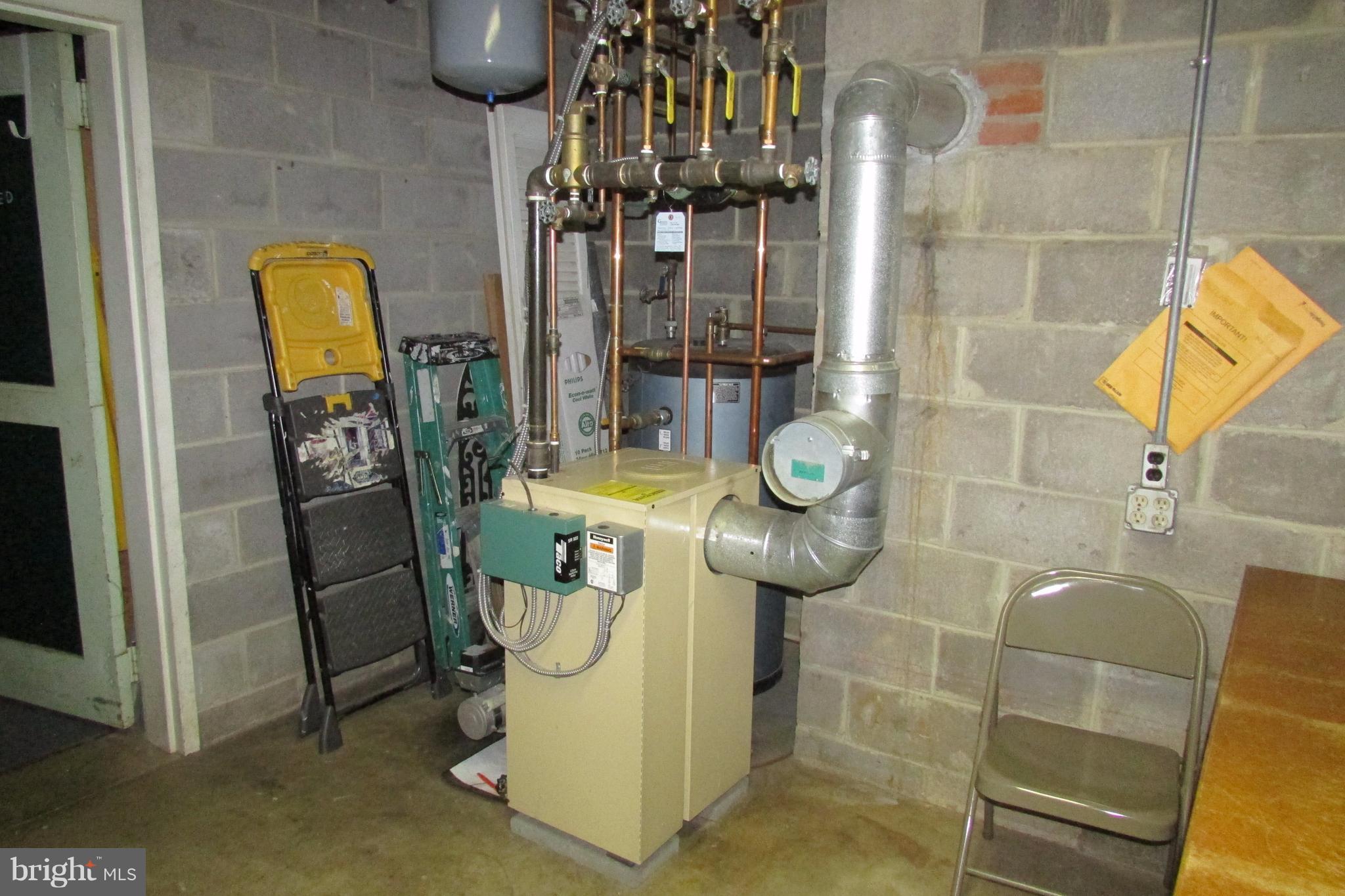 14800 Schaeffer Road Boyds, MD 20841 - Photo 22 of 27 2004 Furnace, Instant hot water