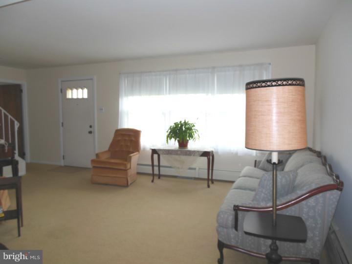 131 Meetinghouse Road Hatboro, PA 19040 - Photo 6 of 23 Living Room