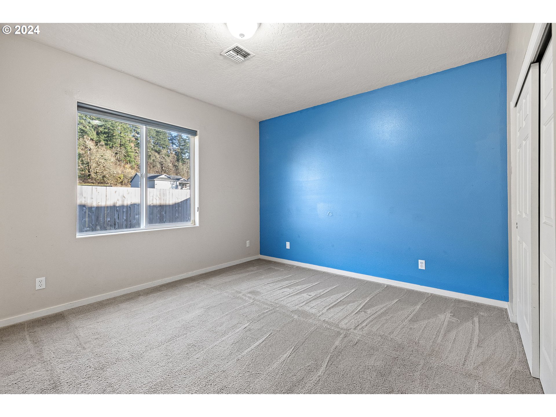 1529 South 59th Street Springfield, OR 97478 - Photo 20 of 38 a view of an empty room with a window